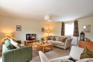 uma sala de estar com um sofá e uma mesa em Finest Retreats - Quarry Lodge em Wigton