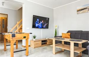 A television and/or entertainment centre at Stunning Home In Nowe Warpno With Kitchen