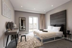 a bedroom with a bed and a desk and a mirror at Work Hub - Easy Check-In, Fast WiFi, Peaceful Nights - Apartment 10 in Gillingham +25 photos