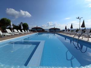 Bazén v ubytování Family Hotel The View & SPA nebo v jeho okolí