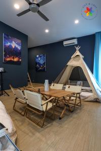 une salle à manger avec une table et une tente dans l'établissement Private Studio in Bungalow by LilyandLoft, à Subang Jaya