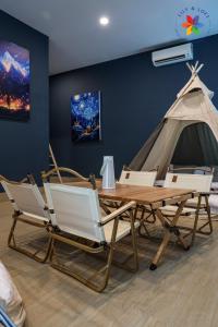 jadalnia ze stołem i krzesłami oraz namiotem w obiekcie Private Studio in Bungalow by LilyandLoft w mieście Subang Jaya