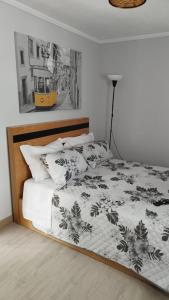的住宿－Casa dos Devezas，一张带黑白棉被和枕头的床