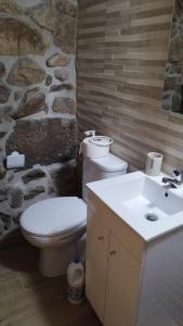 的住宿－Casa dos Devezas，浴室配有白色卫生间和盥洗盆。
