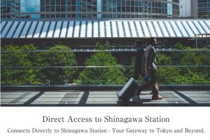 due persone che camminano per strada con i bagagli di The Strings by InterContinental, Tokyo by IHG a Tokyo
