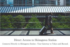 zwei Leute gehen mit ihrem Gepäck eine Straße entlang in der Unterkunft The Strings by InterContinental, Tokyo, an IHG Hotel in Tokio