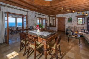 Posezení v ubytování Blue Caves Villas - exceptional Villas with private pools direct access to the sea