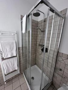 una doccia con porta in vetro in bagno di Bilocale Centro Pré-Saint-Didier a Pré-Saint-Didier