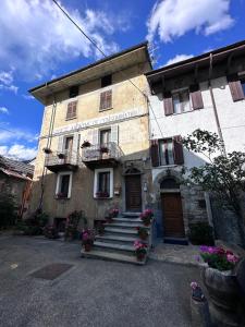 un vecchio edificio con scale di fronte di Bilocale Centro Pré-Saint-Didier a Pré-Saint-Didier