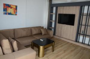 sala de estar con sofá y mesa en Yalinn Boutique Hotel, en Yalıkavak