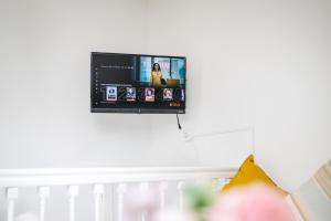 uma televisão de ecrã plano pendurada numa parede em Studio Strasbourg centre em Estrasburgo