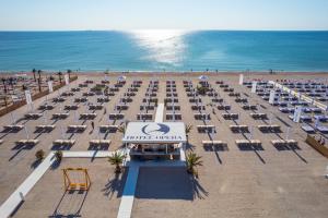 una vista aerea su una spiaggia con sedie e sull'oceano di Hotel Opera Mamaia a Mamaia