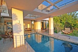 una piscina cubierta en una casa con una casa en Villa With a Private Heated Pool, Jacuzzi, Overlooking Spectacular Views Of The Sea en Kas