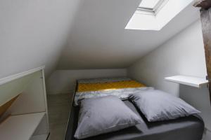 um pequeno quarto com uma cama num sótão em Studio Strasbourg centre em Estrasburgo