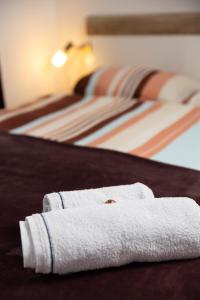 - une serviette blanche assise au-dessus du lit dans l'établissement Nora, à Mrkopalj