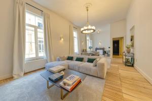 uma sala de estar com um sofá e uma mesa em Appartement dans l'hypercentre em Bruxelas