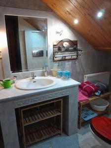 プラタモナスにあるVilla Nestorのバスルーム(洗面台、鏡付)