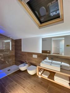 a bathroom with two toilets and a sink at M14 RESIDENZA BASSANELLO in Padova
