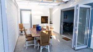 comedor con mesa y sillas en Starfish Cottage, Langebaan, en Langebaan