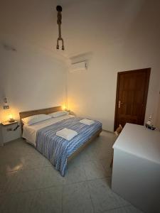 um quarto com uma cama com duas toalhas em Il Nodo em Sorrento