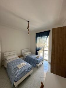 um quarto com 2 camas e uma janela em Il Nodo em Sorrento