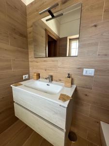 uma casa de banho com um lavatório e um espelho em Il Nodo em Sorrento