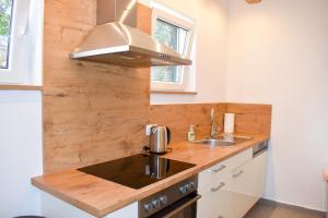 Kuchyň nebo kuchyňský kout v ubytování Miriam Apartments sea view + 41 fotografií