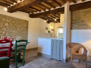 uma cozinha e sala de jantar com mesa e cadeiras em Buongiorno Maestra di Monteverdi Marittimo, Borgo di Canneto em Canneto