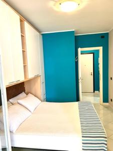a bedroom with a bed and a blue wall at Sanremo Residence sul mare in Sanremo