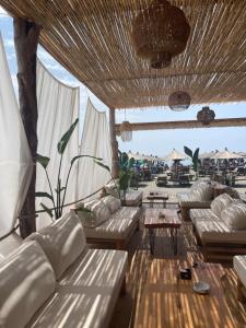 Uma área de estar em Hotel Athina