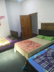 Postel nebo postele na pokoji v ubytování Bathiya Tourist Guest Anuradhapura