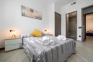 a bedroom with a bed with towels on it at Cambrils Turistic 3b in Cambrils