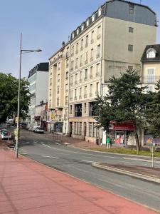 an empty city street with a large building at Appartement style hôtel cocooning in Limoges