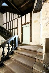 ヴァンヌにあるStudio Design Sous Toits IntraMuros Vue Cathédraleの門付きの建物内の階段
