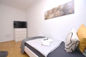 ein Schlafzimmer mit einem Bett mit einer Katze drauf in der Unterkunft ERH01-RI Flat in Herzogenaurach in Herzogenaurach