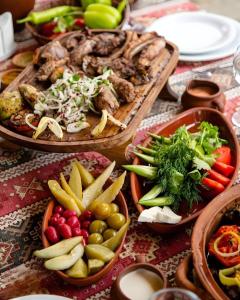 una mesa con muchos platos de comida. en Grand Village, en İsmayıllı
