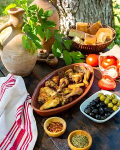 stół z miską żywności i innych produktów spożywczych w obiekcie Grand Village w mieście İsmayıllı