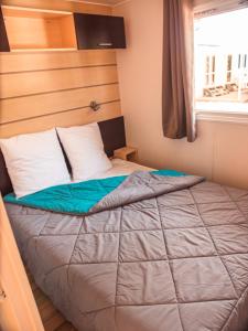 Postel nebo postele na pokoji v ubytování Camping Le Calypso 5 étoiles