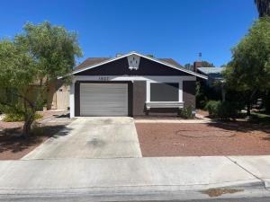 uma casa com garagem e uma entrada em Freeman Enterprises LLC em Las Vegas