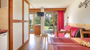 Zimmer mit Küche und Wohnzimmer in der Unterkunft V du Bachat Arolles A03 - Appt 4 pers in Chamrousse