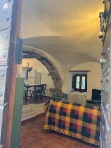 - un salon avec un lit et une table dans l'établissement Terra della Baronia, à Santo Stefano di Sessanio