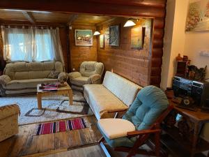 ein Wohnzimmer mit einem Sofa, Stühlen und einem Tisch in der Unterkunft Top of the hill - Paradise in Ulcinj