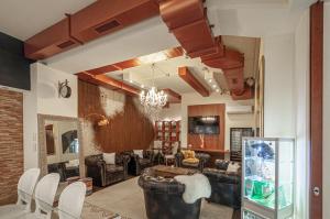 فندق أكواريلو سويس كواليتي في لوغانو: غرفة معيشة مع أريكة وكراسي