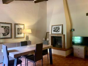 comedor con mesa y chimenea en Caratteristico appartamento nel borgo medievale en Castiglione della Pescaia