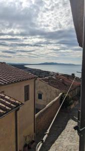 vistas al océano desde un edificio en Caratteristico appartamento nel borgo medievale en Castiglione della Pescaia
