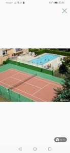uma vista panorâmica para um campo de ténis e uma piscina em appartement cosy à 100m de la plage, CLIM, WIFI, piscine em Le Lavandou