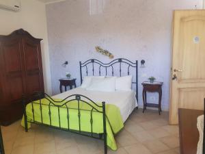 ein Schlafzimmer mit einem Bett mit einem schwarzen und grünen Rahmen in der Unterkunft Azzurro mare in Arenella