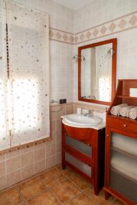 La salle de bains est pourvue d'un lavabo et d'un miroir. dans l'établissement Los olivares de Rober, à Polán