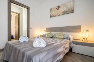 een slaapkamer met een bed met handdoeken erop bij Cambrils Turistic Atico in Cambrils