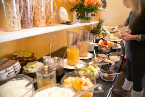 un buffet con mucha comida en una mesa en Hotel AM ELBUFER, en Hamburgo